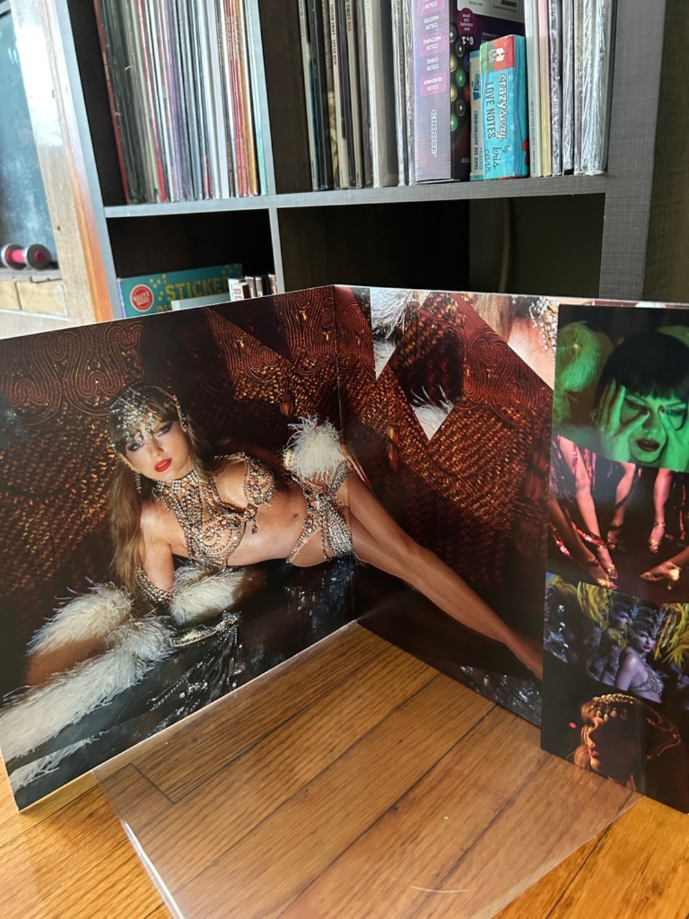 Taylor Swift “The Life of a Showgirl” Shiny bug wintergreen & onyx marbled Vinyl - Picture 7 of 8